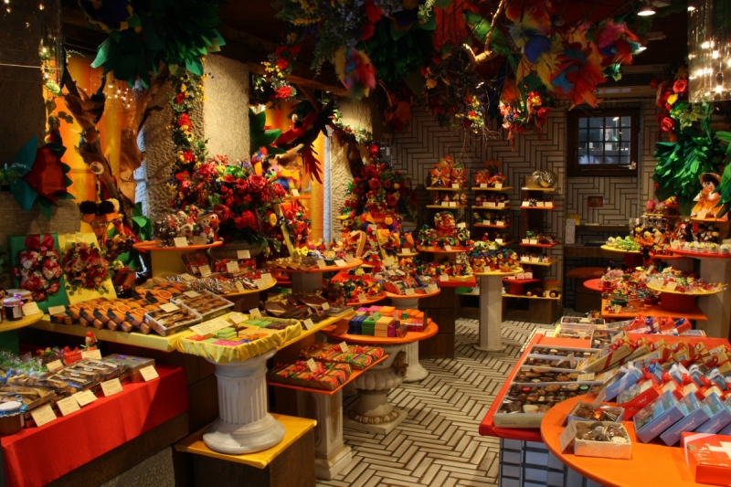 vitrine-MOUGINS-min_candy_store_chocolate_shop_chocolate_switzerland-393515