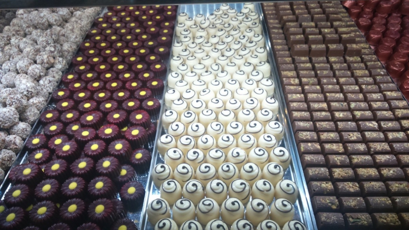 vitrine-MOUGINS-min_chocolates_milk_chocolate_white_chocolate_truffles_candy_food_treat_cacao-1213769