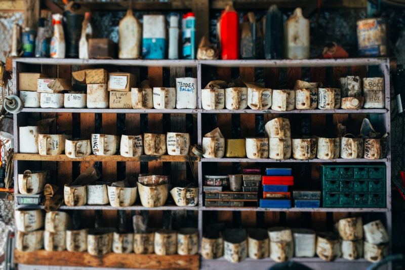 vitrine-MOUGINS-min_shelf_garage_dirty_collection_grunge-1178